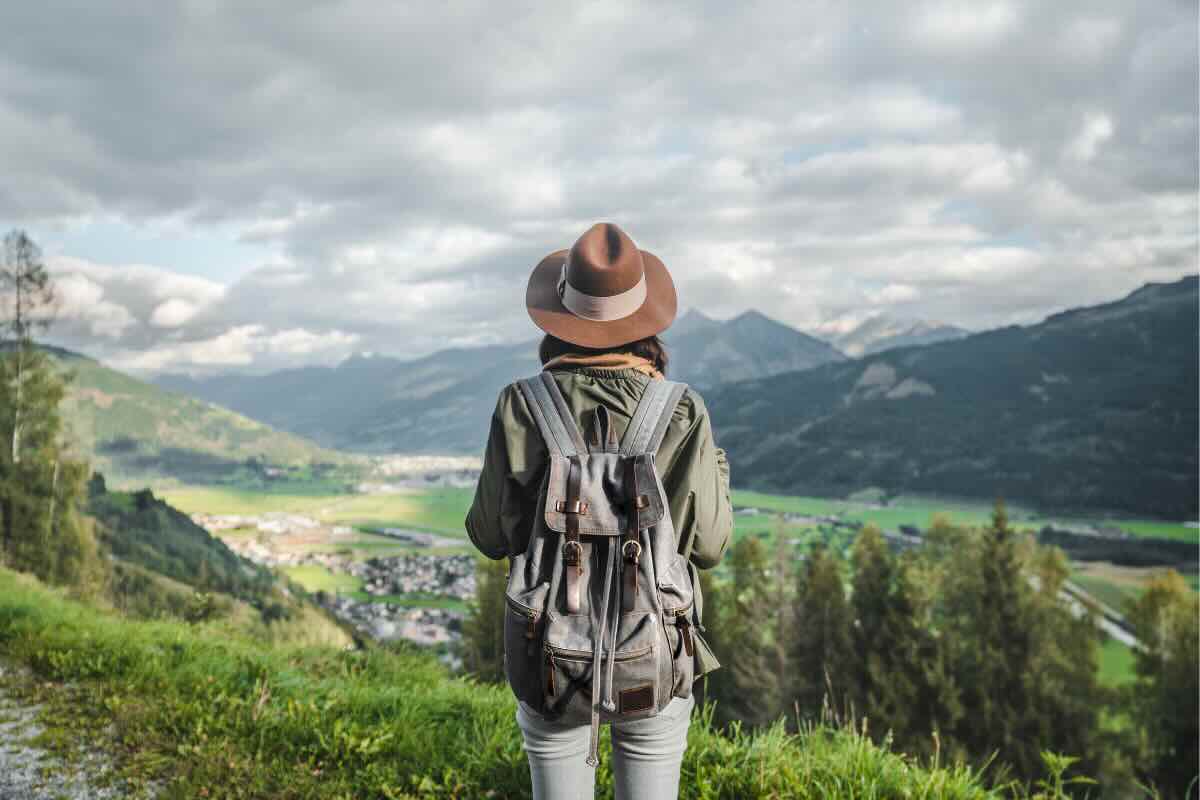 ragazza di spalle con cappello