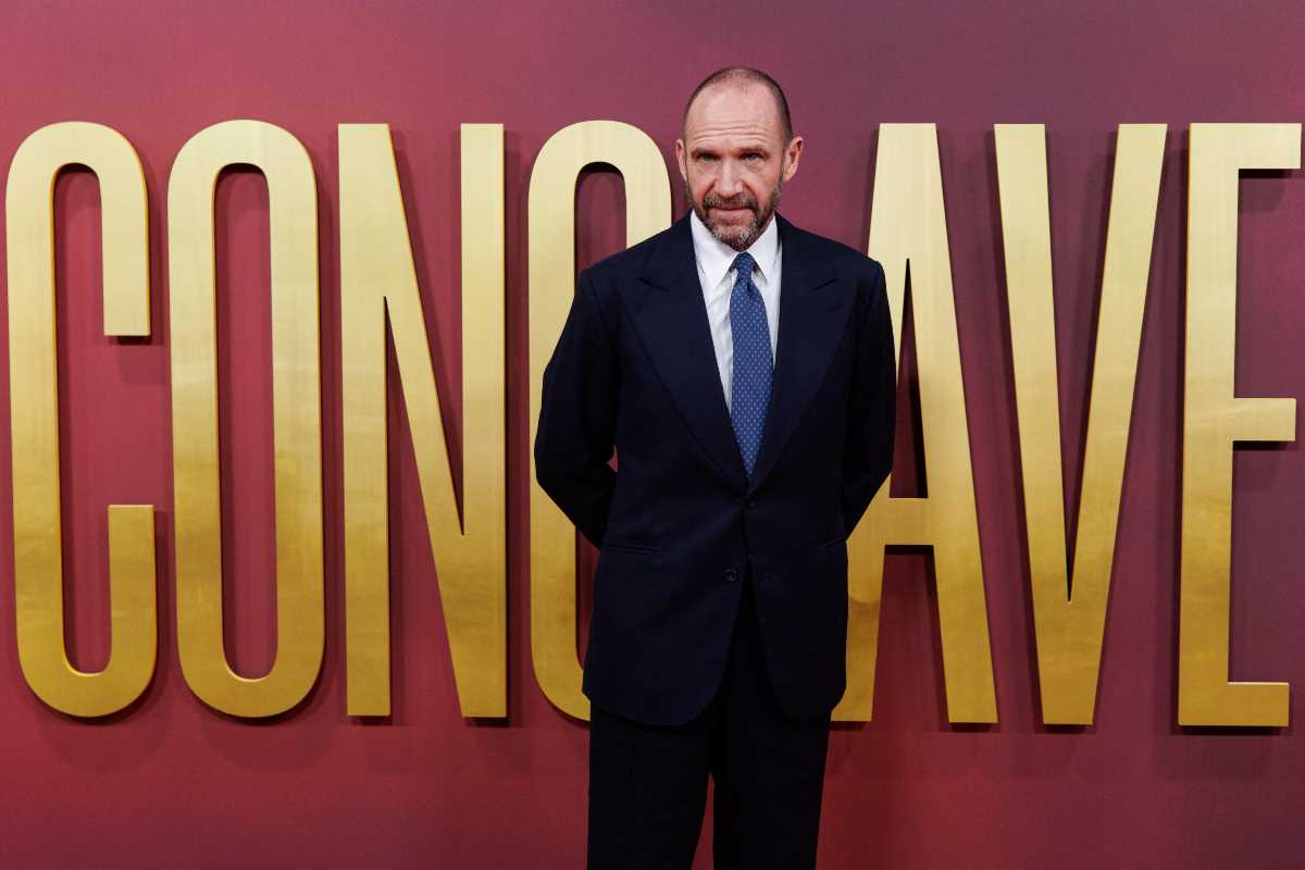 Ralph Fiennes con alle spalle la scritta Conclave