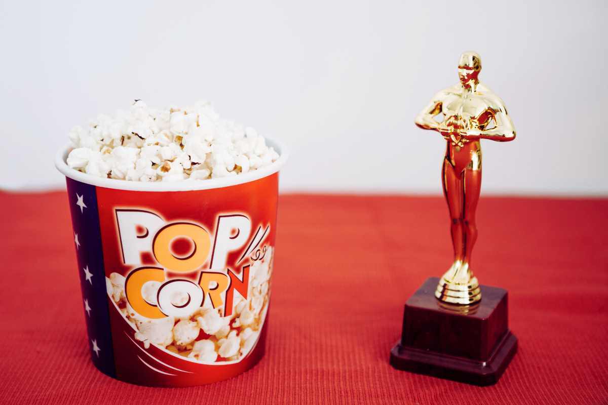 Statuetta Oscar e pacchetto di pop corn