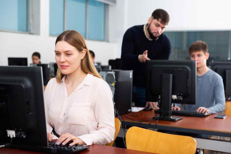 Ragazzi al pc in aula 