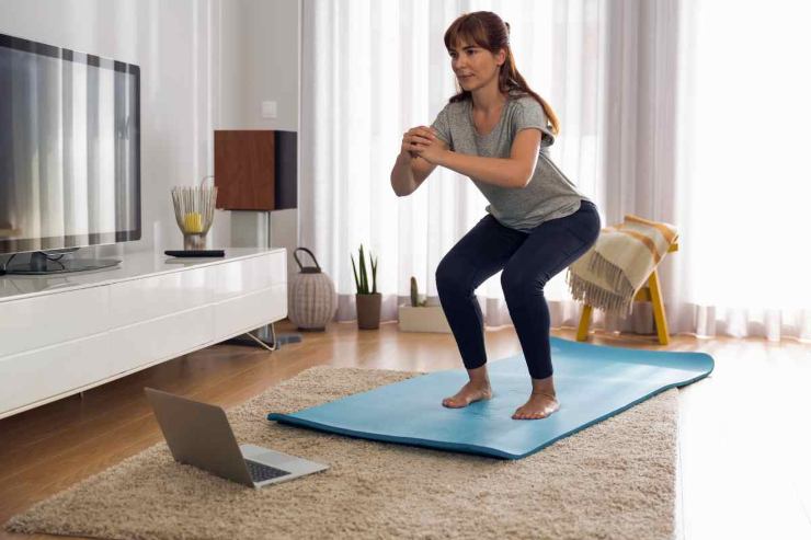 Donna fa ginnastica in casa