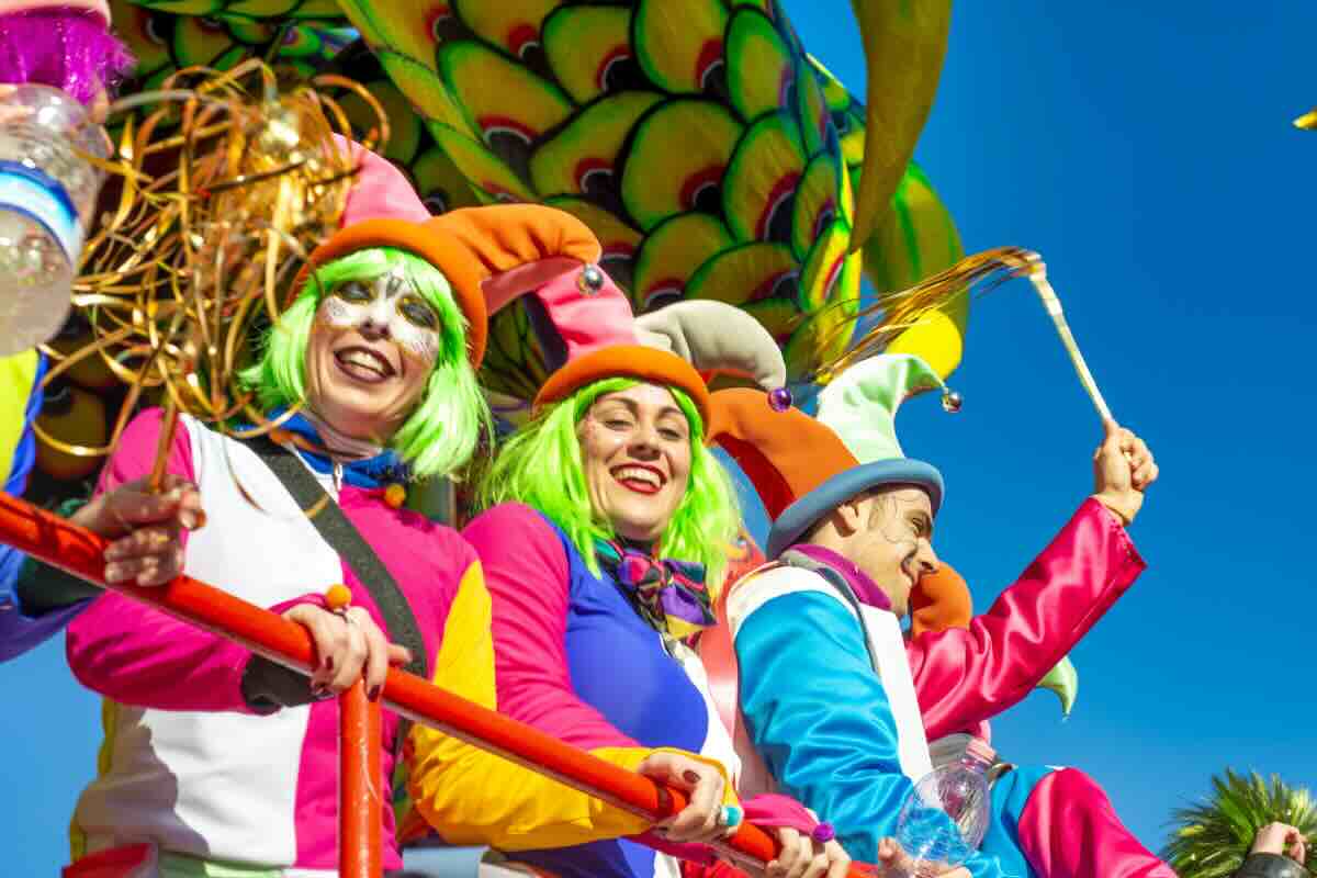 persone mascherate carnevale