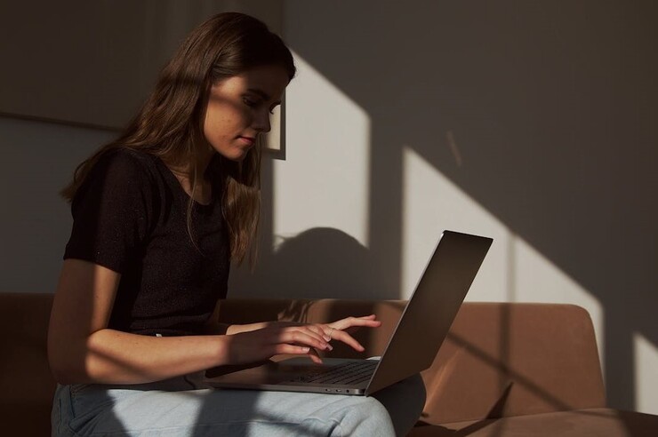 Ragazza al PC all'ombra