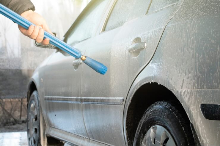 canna di idropulitrice di colore blu per pulire auto grigia