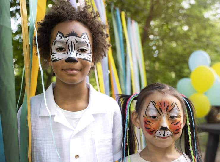 Bambini con trucco in faccia