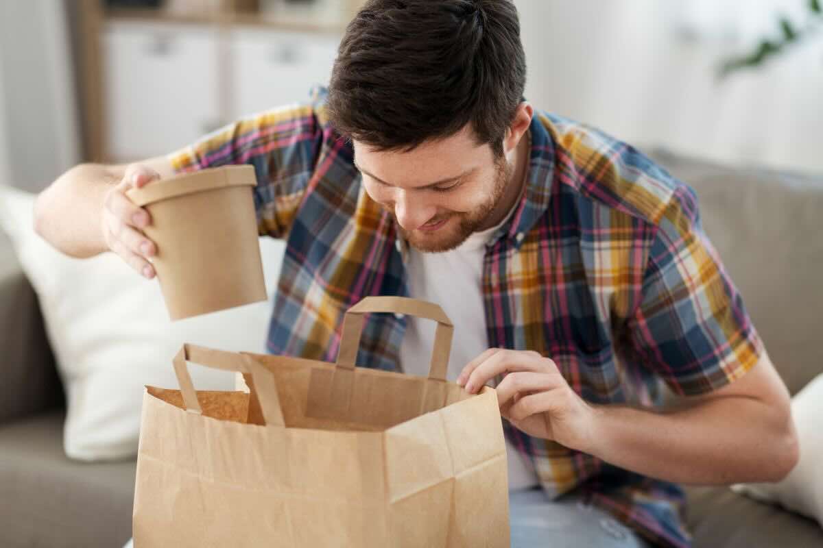 Uomo con busta cibo asporto