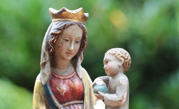 statua della madonna con bambino 