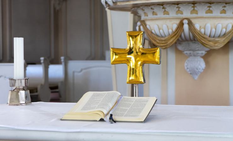 interno di una chiesa-oggetti sacri 