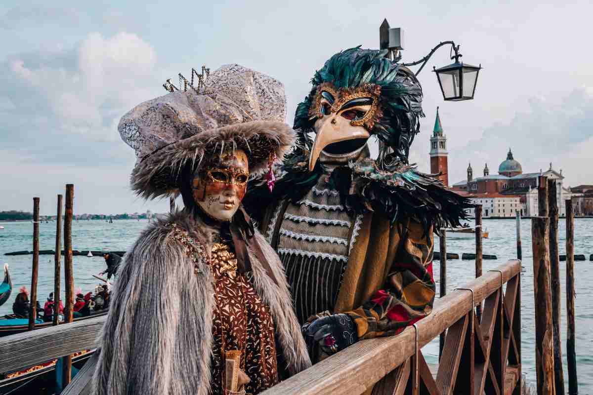 Uomo e donna in maschera al Carnevale di Venezia