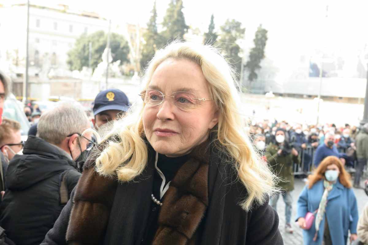 Elonora Giorgi al funerale di Monica Vitti