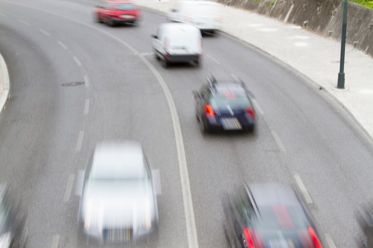 Auto in movimento su una strada con 4 corsie