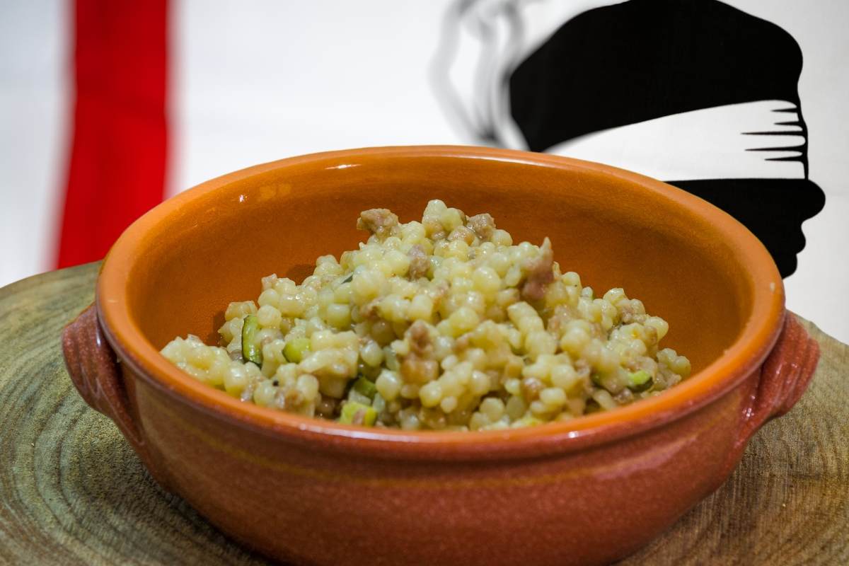 Bandiera Sardegna e piatto di fregula