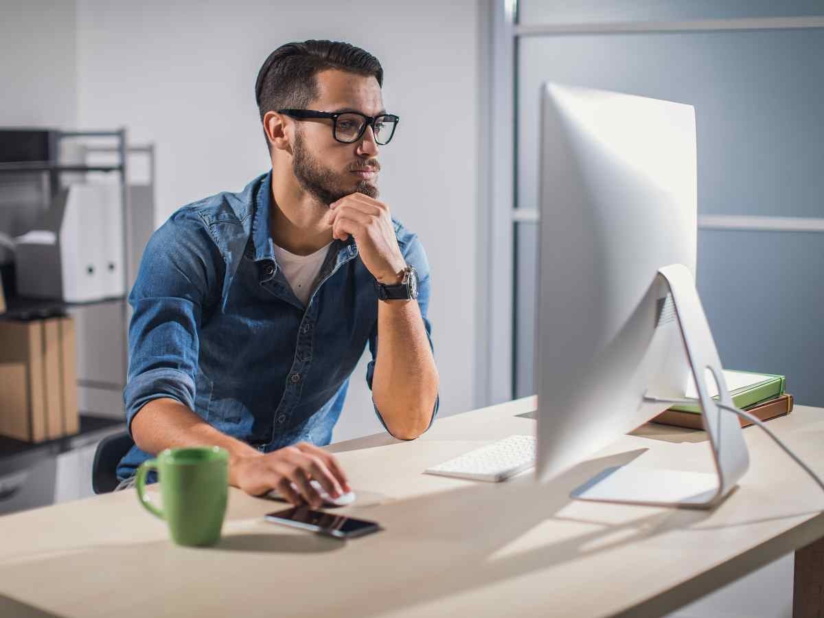 Uomo al computer che riflette