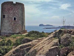 torre con verde intorno e mare all'orizzonte