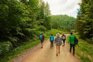 gente di spalle che cammina nella natura