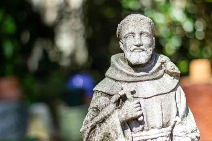 Statua bianca e annerita dal tempo di San Francesco 