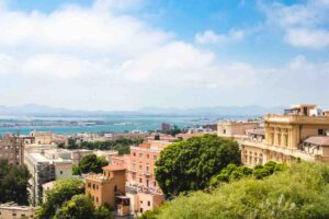 Vista di Cagliari dall'alto in una giornata soleggiata