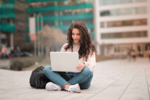 Ragazza al laptop