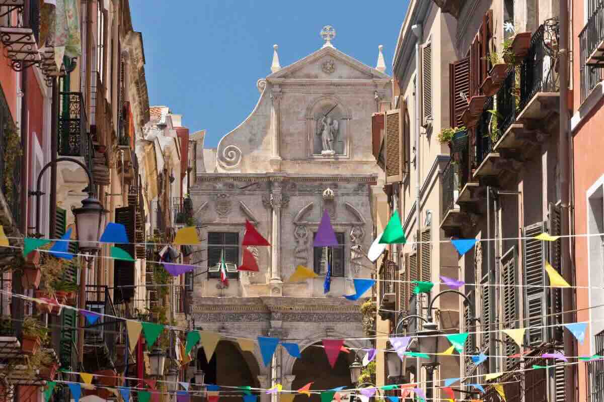 Cagliari addobbata a festa con addobbi colorati