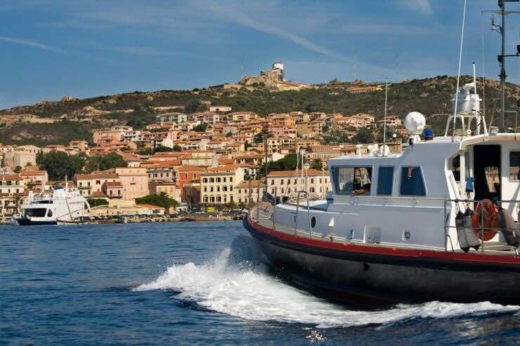 Barca che va in direzione di La Maddalena in Sardegna 