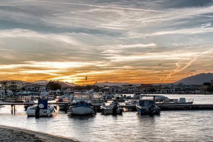 vista del porto con navi al tramonto di Olbia