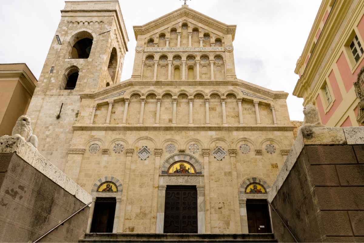 visuale frontale del duomo di cagliari