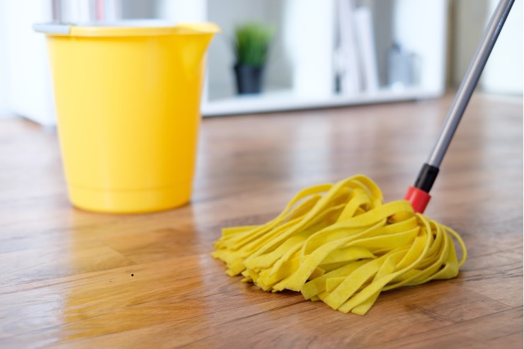 secchio e mocio giallo per lavare parquet