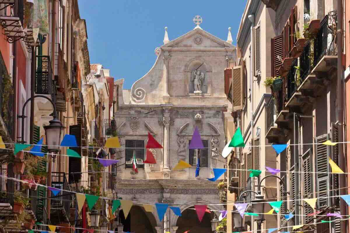 Sfondo di chiesa con bandierine colorate: Cagliari addobbata a festa