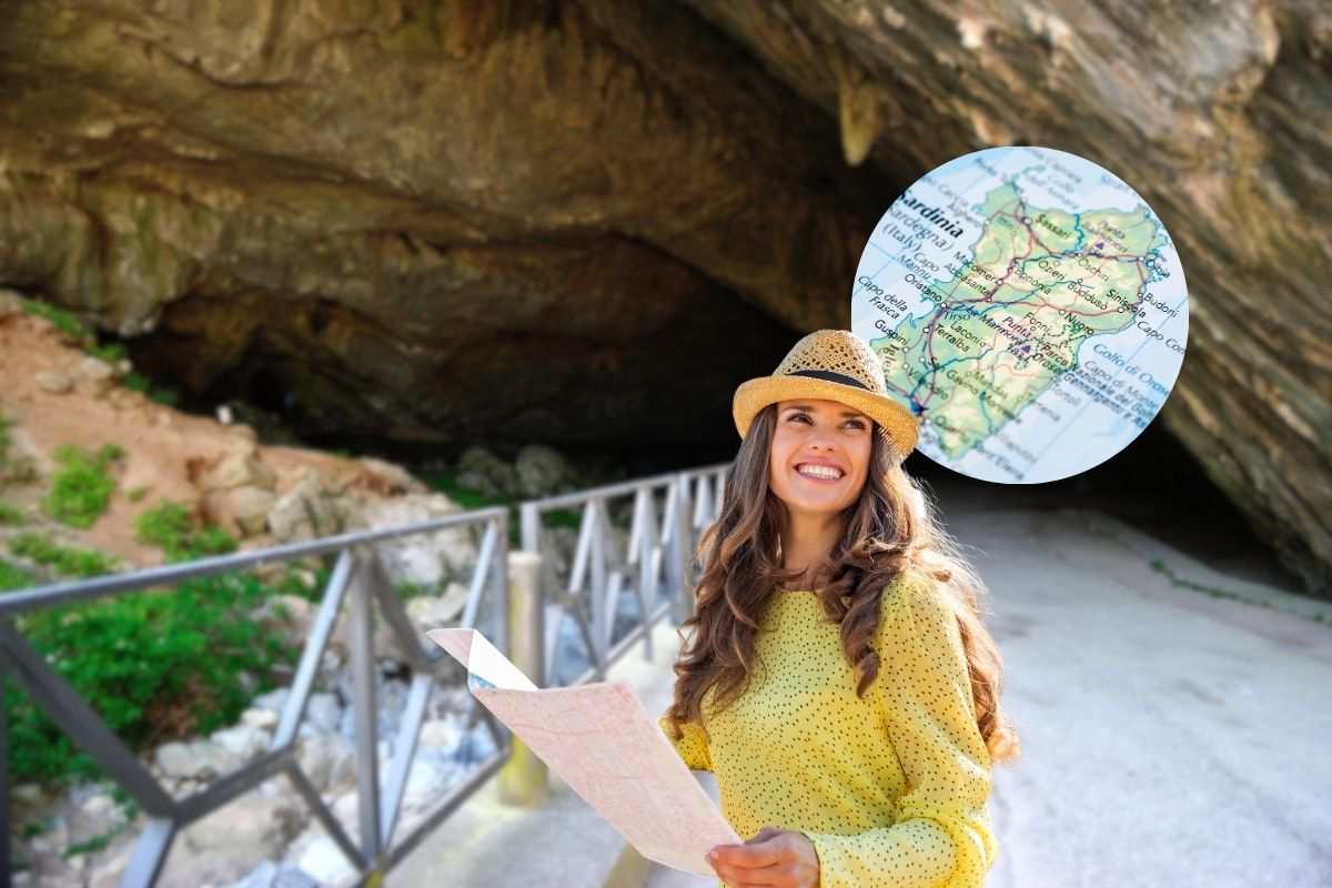 turista, cartina della Sardegna e ingresso di una grotta