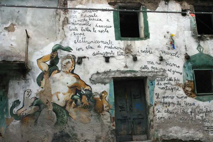 facciata di casa con murales e scritte