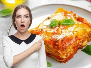 Lasagna e donna stupita che indica