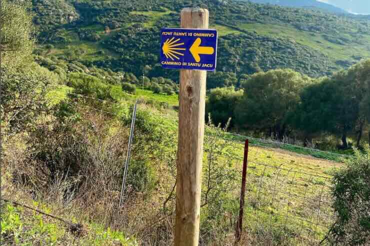 verde della natura con targa cammino di santu jacu