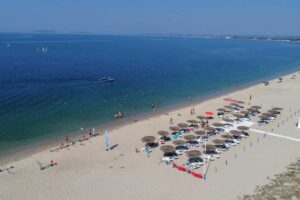 spiaggia con ombrelloni e distesa di mare