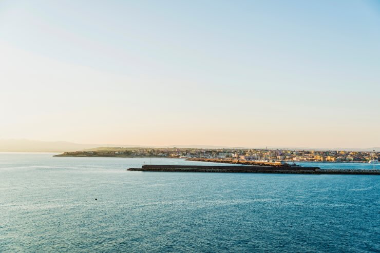 lunga distesa di acqua e lembo di costa di porto Torres