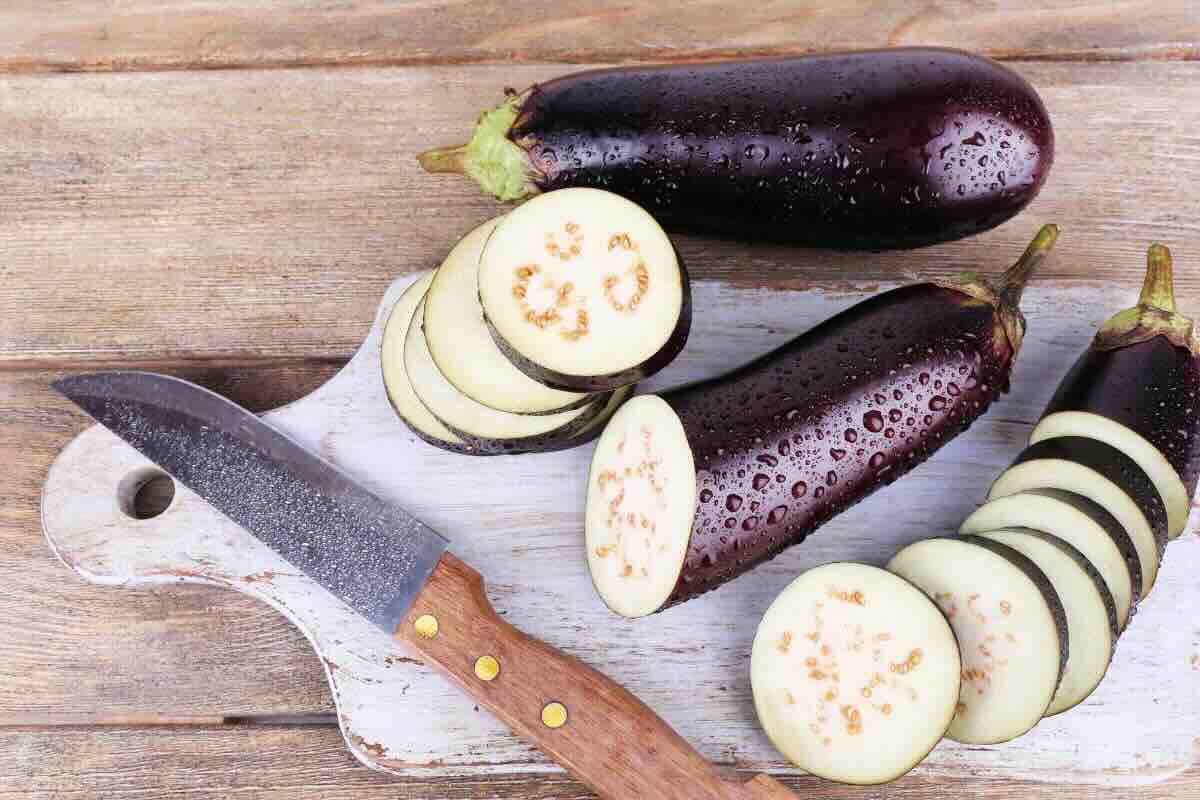 Tagliere, coltello e melanzane