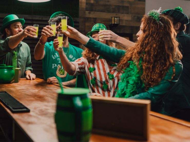 ragazzi che festeggiano san patrizio