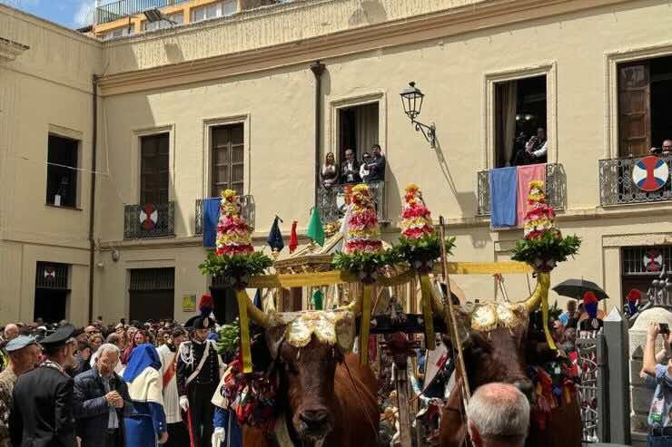 Carro con statua di Sant'Efisio in processione nei giorni di festa a lui dedicati a Cagliari 