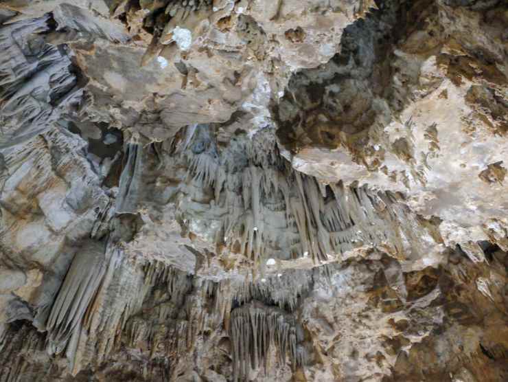 stalattiti di pietra nella grotta