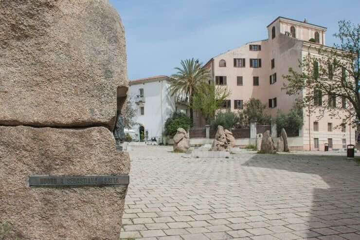 Muro di pietra con scritta, paesino della Sardegna a Nuoro 