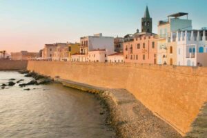 vista della fortificazione di Alghero e spiaggia