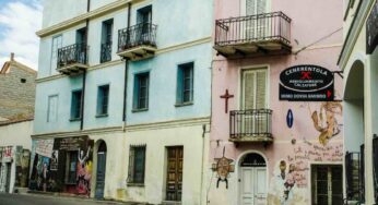 Ti sembrerà di camminare in un museo a cielo aperto: scopri Orgosolo, il borgo dei murales in Sardegna