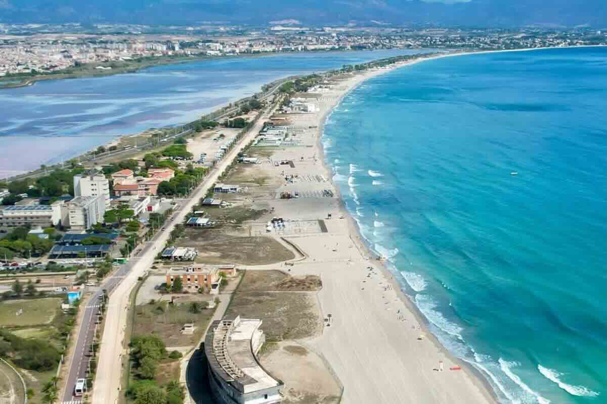 Mare e spiaggia veduta dall'alto